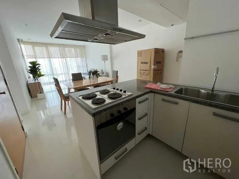 คอนโด ให้เช่าในWatthana, Bangkok - ครัวรูปตัว U พร้อมเตาไฟฟ้า เตาอบ อ่างล้างจาน และเครื่องดูดควันสแตนเลส