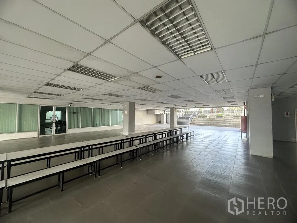 Factory for rent in Lam Luk Ka, Pathum Thani - Canteen area with open side and steps leading to the outside.