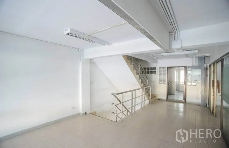 店屋 出租在Wang Thonglang, Bangkok - 开放区域带楼梯，外露管线，通往服务间的门。