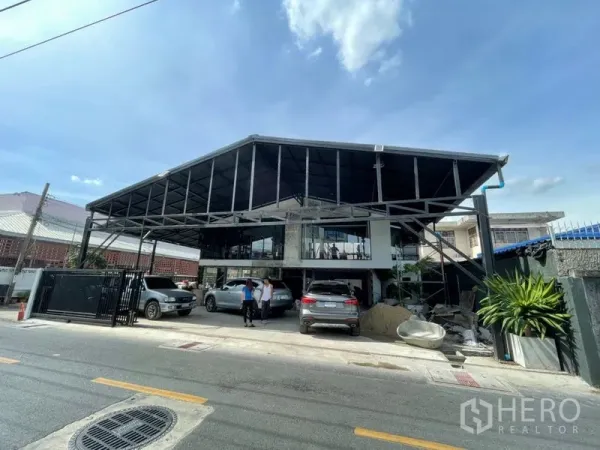 Home Office for rent in Wang Thonglang, Bangkok - Wide streetscape showing industrial-style home office with expansive roof and parking bays