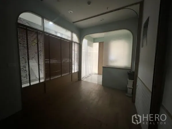 พื้นที่ขายปลีก ให้เช่าในWatthana, Bangkok - โซนด้านหน้ามีหน้าต่างบานใหญ่พร้อมมู่ลี่ไม้ ช่องโค้ง และผนังกระจกฝ้าให้แสงธรรมชาติ.