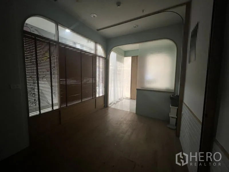 พื้นที่ขายปลีก ให้เช่าในWatthana, Bangkok - โซนด้านหน้ามีหน้าต่างบานใหญ่พร้อมมู่ลี่ไม้ ช่องโค้ง และผนังกระจกฝ้าให้แสงธรรมชาติ.