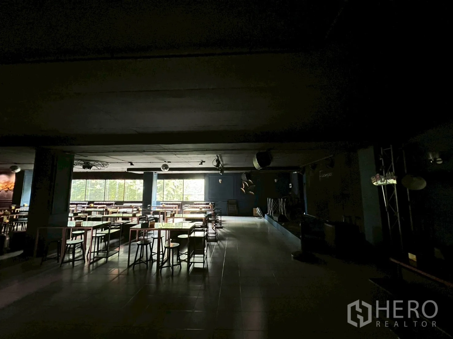 Shophouse for rent - Wide lounge with stage, lighting rig and large windows.