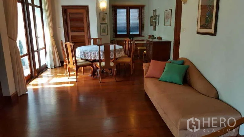 ทาวน์เฮาส์ ให้เช่าในKhlong Toei, Bangkok - พื้นที่นั่งเล่น-ทานอาหาร พื้นไม้ ประตูสู่ระเบียง