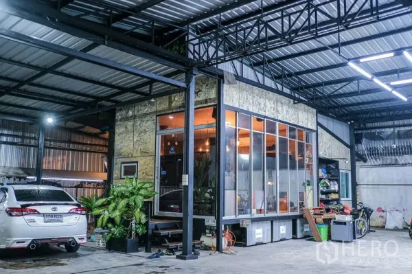 คลังสินค้า ให้เช่าในBueng Kum, Bangkok - โกดังโครงเหล็กย่านบึงกุ่มพร้อมออฟฟิศกระจกและพื้นที่จอดรถมีหลังคา ในช่วงค่ำ