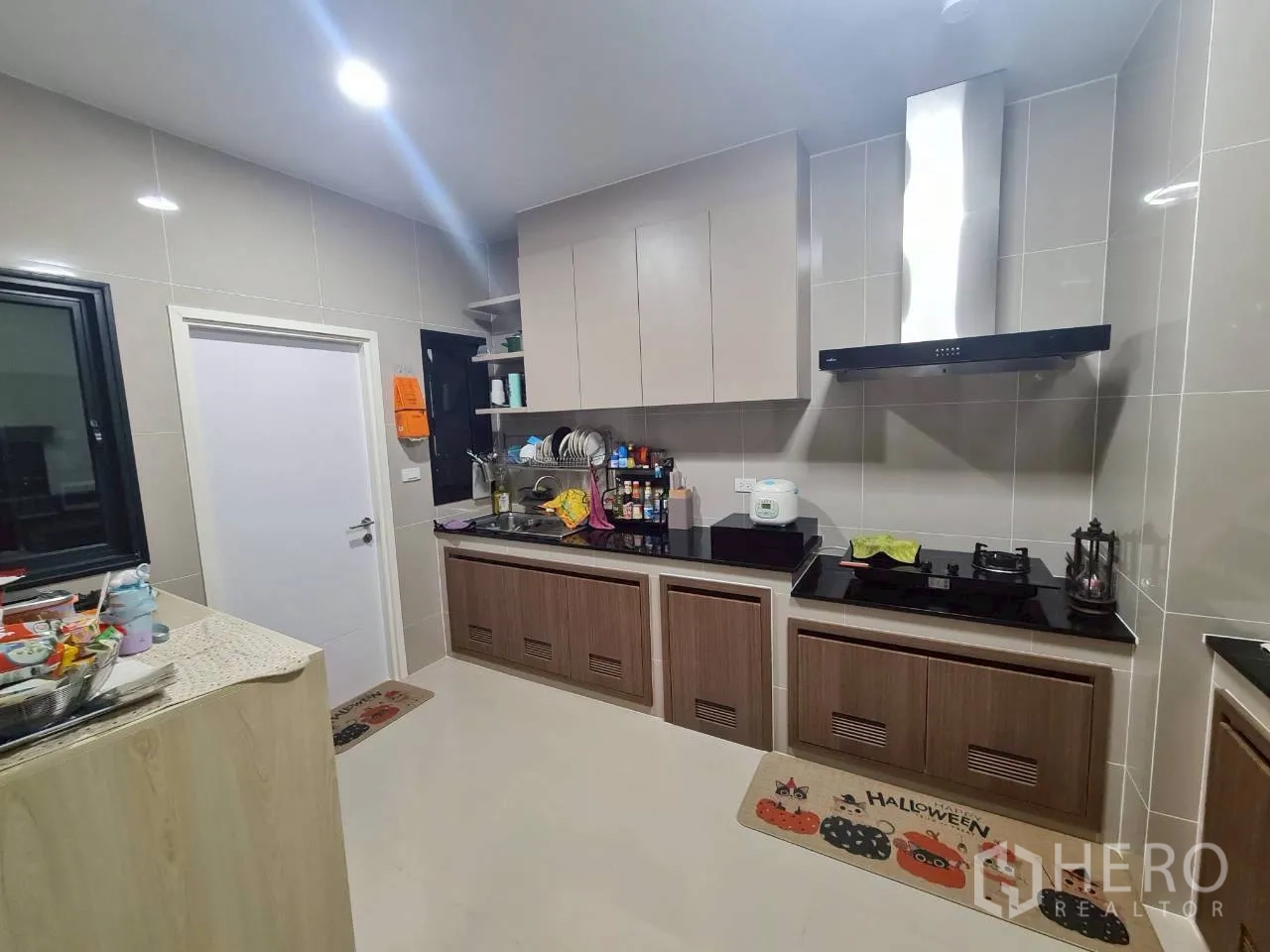 บ้าน ให้เช่าหรือขายในLam Luk Ka, Pathum Thani - ครัวไทยบิวท์อิน มีตู้เก็บของ เตาแก๊ส เครื่องดูดควัน และผนังกระเบื้อง