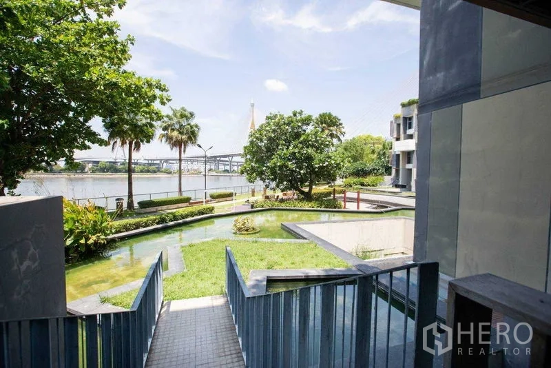 คอนโด ให้เช่าในYan Nawa, Bangkok - สวนริมแม่น้ำจัดแต่งพร้อมสระน้ำและสะพาน มองเห็นสะพานไกลๆ