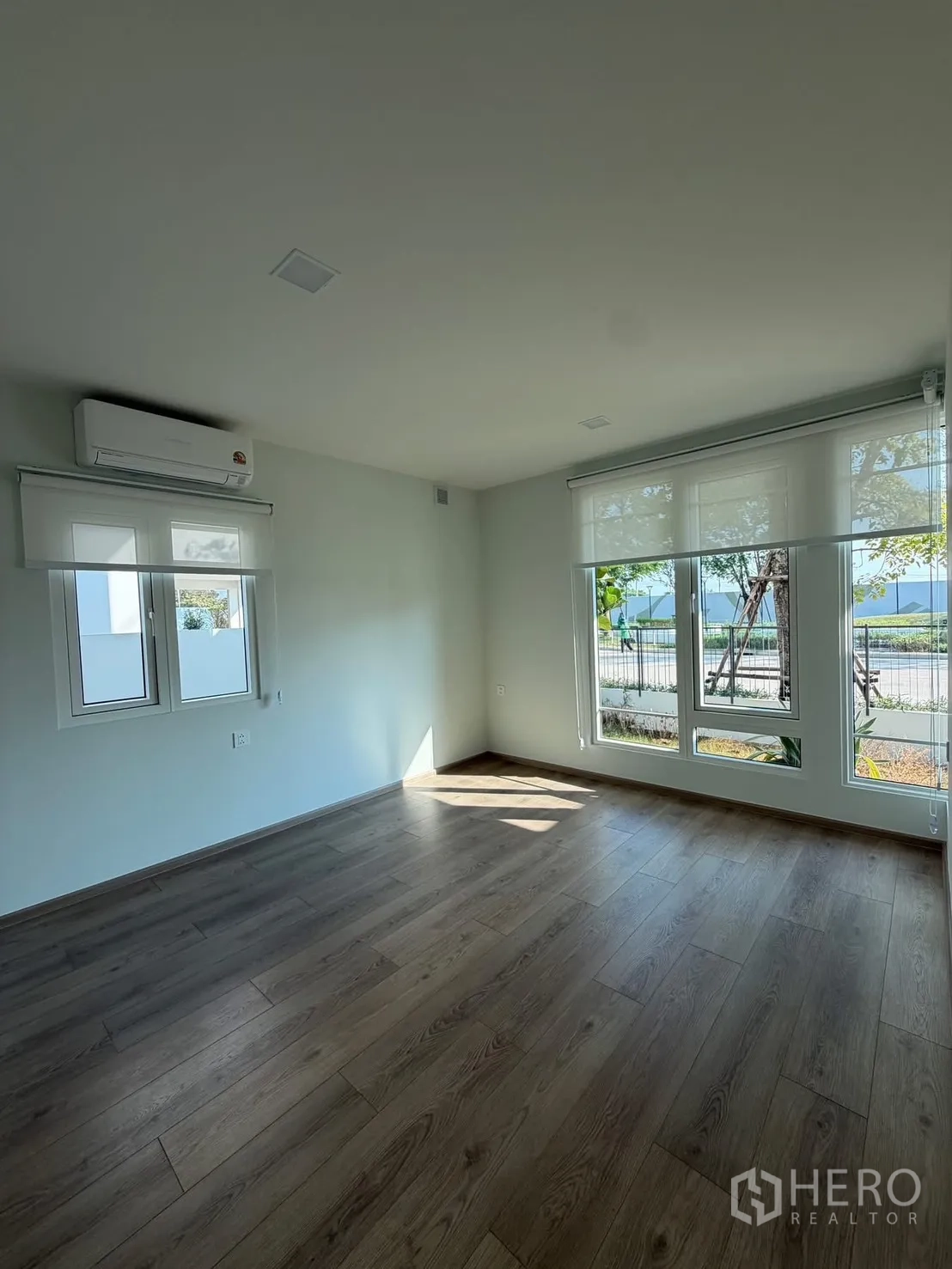 บ้าน ให้เช่าในBang Na, Bangkok - ห้องนอนแสงธรรมชาติ พื้นไม้ หน้าต่างมุมห้อง พร้อมเครื่องปรับอากาศ