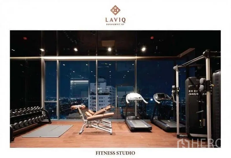 公寓 出租或出售 - 玻璃幕墙健身房，配自由重量与有氧设备，夜景相伴。