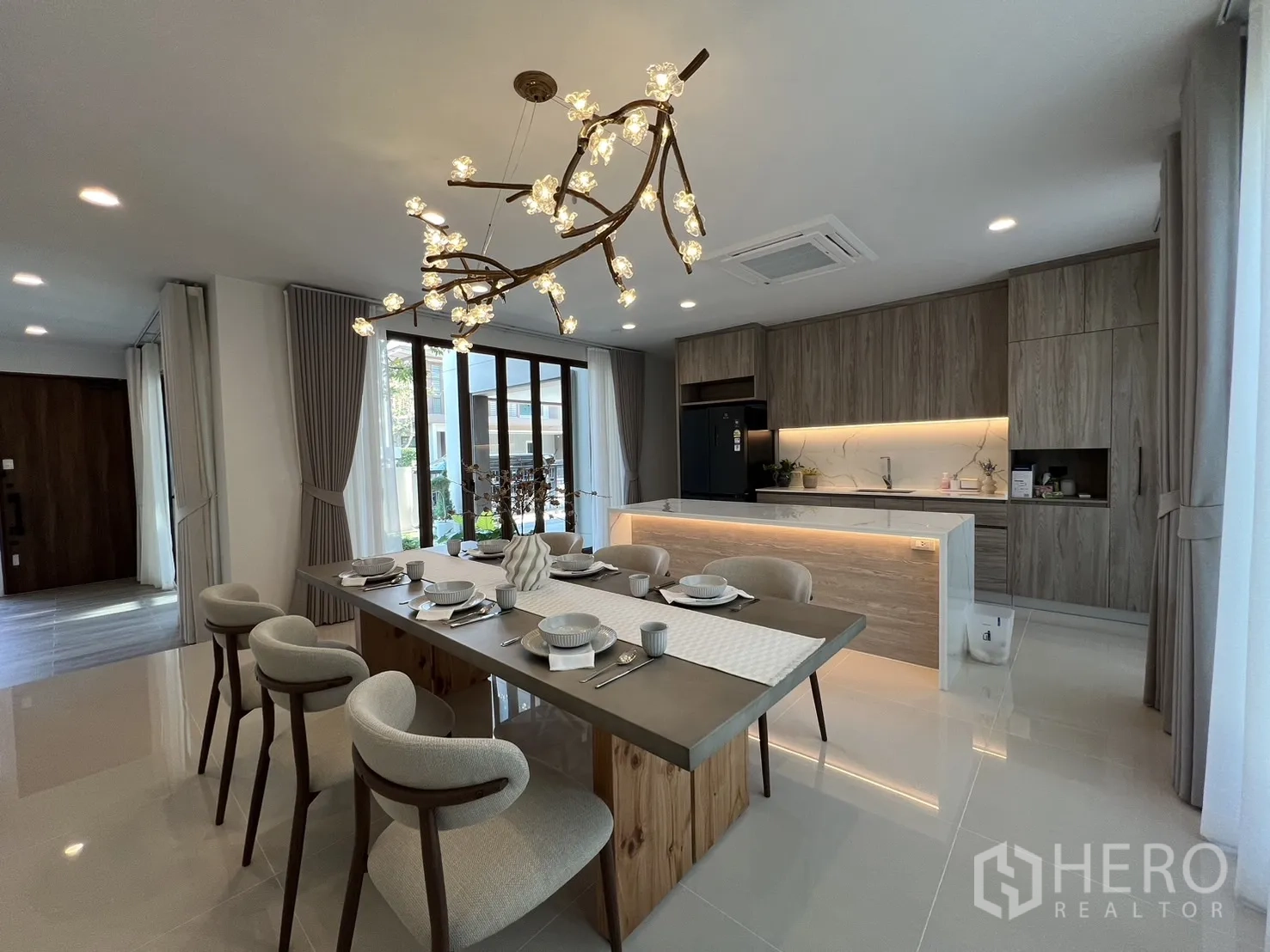 Detached House for rent or sale in Bang Kapi, Bangkok - Dining area and show kitchen with a long island and designer chandelier.