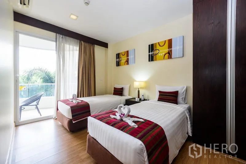 คอนโด ให้เช่าในKhlong Toei, Bangkok - ห้องนอนเตียงคู่เชื่อมต่อระเบียงด้วยประตูกระจกบานเลื่อน มองเห็นวิวต้นไม้เขียวชอุ่ม