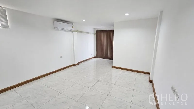 สำนักงานที่บ้าน ให้เช่าในBang Na, Bangkok - ห้องอเนกประสงค์ผนังขาว ติดแอร์ และม่านบังแสงแนวตั้ง