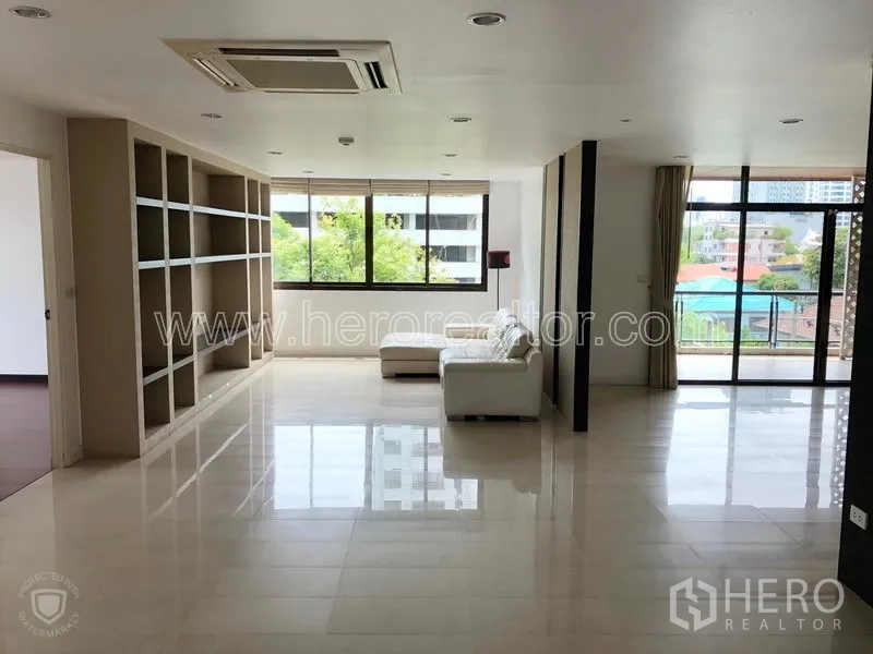 คอนโด ให้เช่าหรือขายในWatthana, Bangkok - พื้นที่นั่งเล่นขนาดใหญ่ พื้นเงา หน้าต่างพาโนรามา มองเห็นวิวต้นไม้และเมือง