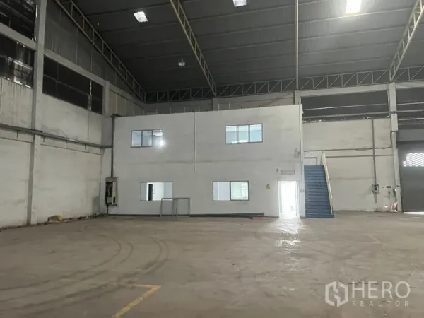 คลังสินค้า ให้เช่าในBang Sao Thong, Samut Prakan - ฮอลล์โกดังเพดานสูง พร้อมอาคารสำนักงานสองชั้นภายใน