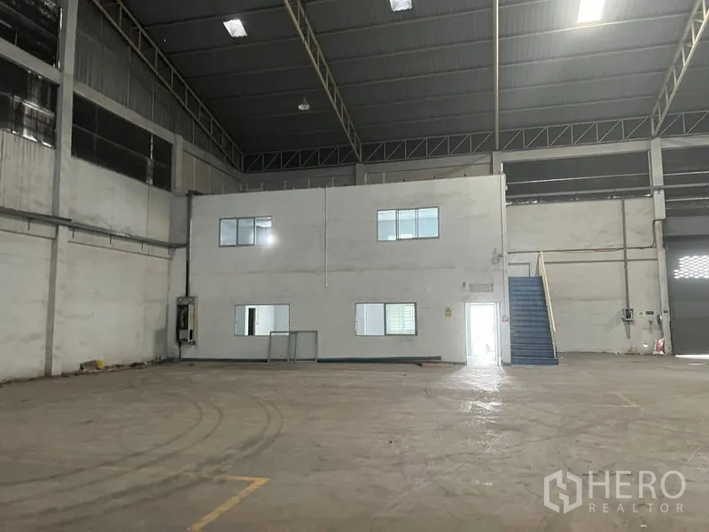 คลังสินค้า ให้เช่าในBang Sao Thong, Samut Prakan - ฮอลล์โกดังเพดานสูง พร้อมอาคารสำนักงานสองชั้นภายใน
