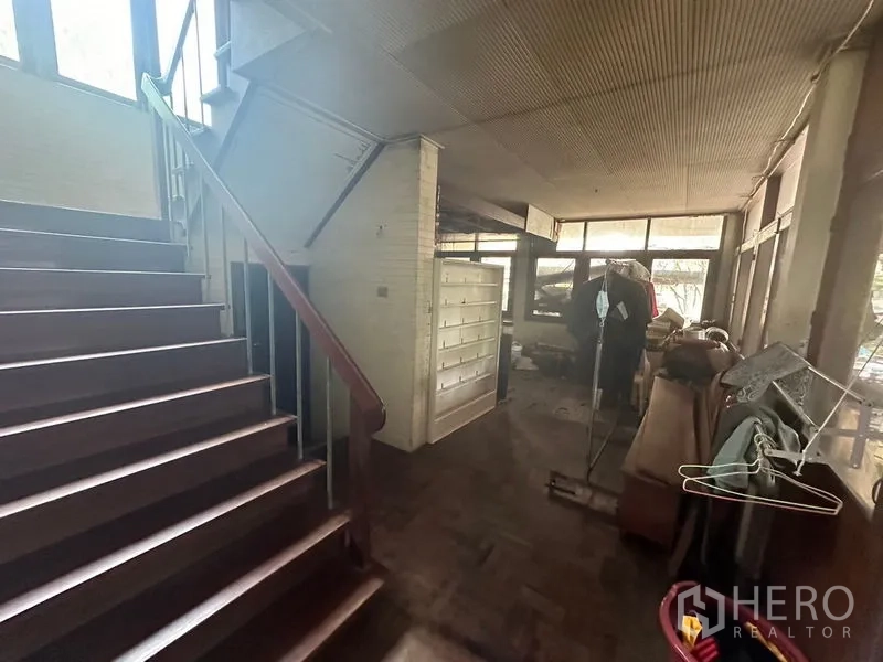 คลังสินค้า ให้เช่าในWatthana, Bangkok - พื้นที่ชั้นล่างพร้อมบันไดและช่องแสง ต้องการปรับปรุง