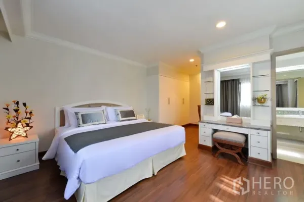 คอนโด ให้เช่าในWatthana, Bangkok - ห้องนอนหลักพร้อมโต๊ะเครื่องแป้ง โคมไฟหัวเตียง และทางเข้าห้องน้ำในตัว