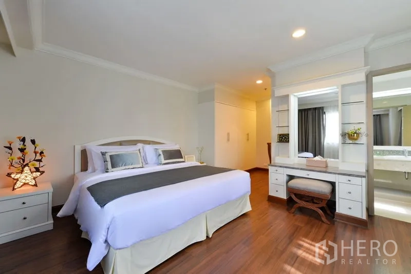 คอนโด ให้เช่าในWatthana, Bangkok - ห้องนอนหลักพร้อมโต๊ะเครื่องแป้ง โคมไฟหัวเตียง และทางเข้าห้องน้ำในตัว