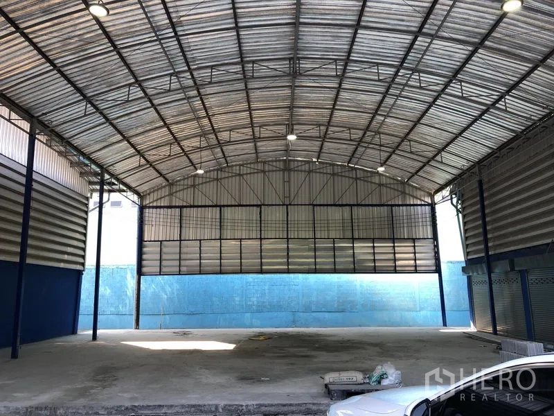 Warehouse for rent in Sai Mai, Bangkok - Covered loading bay with arched roof and ample space for dock operations.