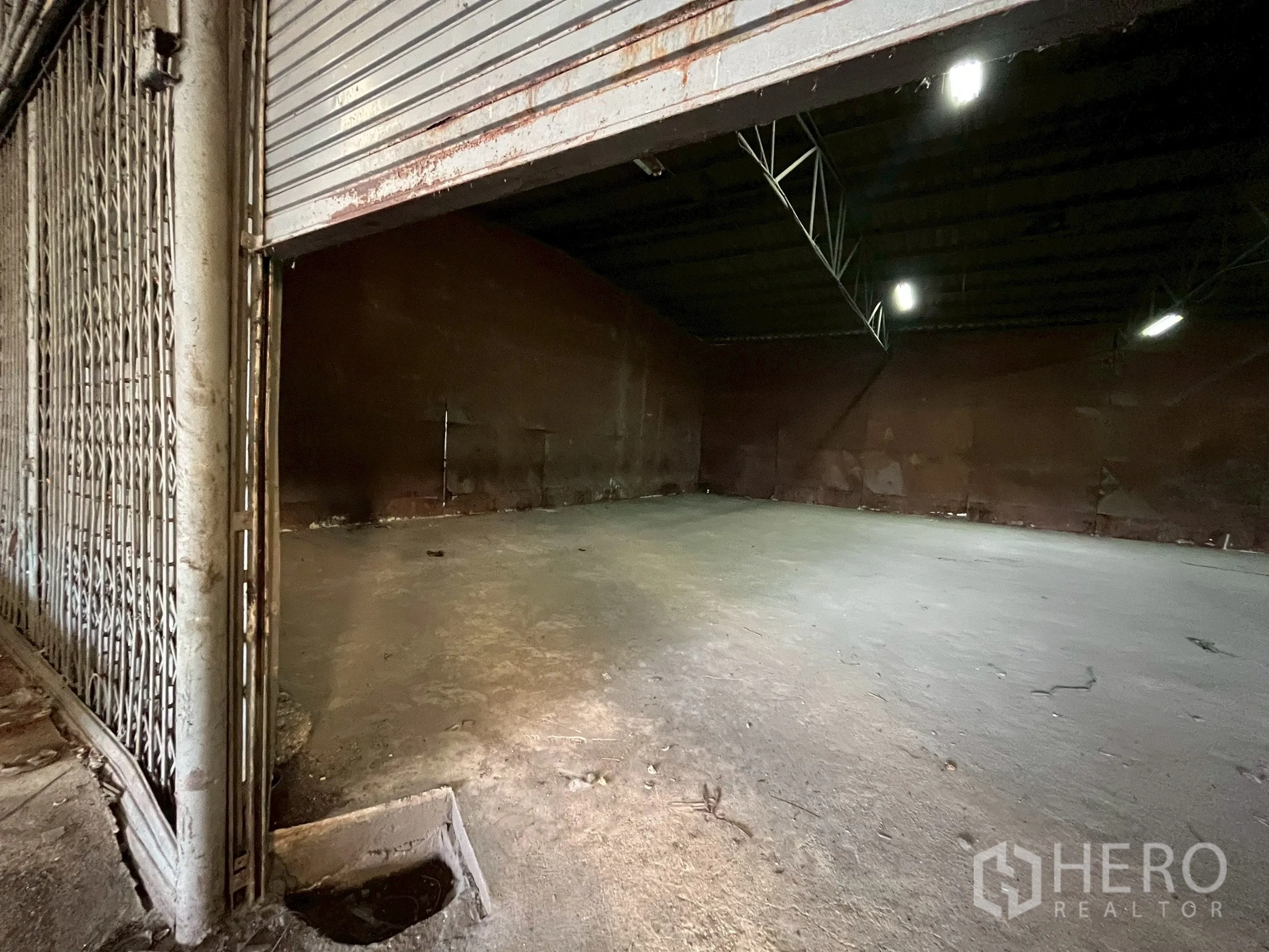 工厂 for rent in Phra Pradaeng, Samut Prakan - 带金属折叠门与卷帘门的安全储物区。