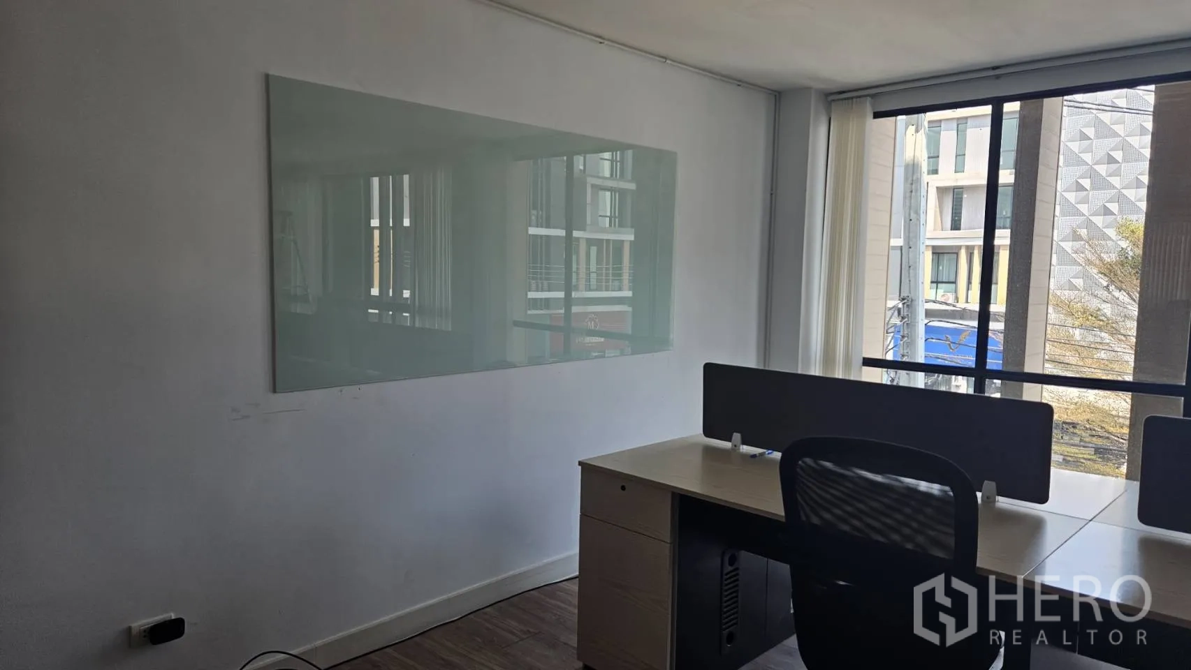 家庭办公室 for rent in Bang Khen, Bangkok - 临窗工位，外望邻近建筑，墙面装有玻璃白板。