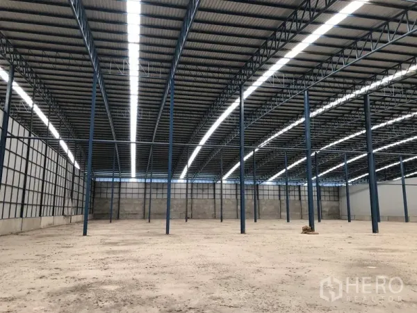 คลังสินค้า ให้เช่าในSaraburi - ภายในโกดังโล่ง เสาโครงเหล็กสูง มีช่องแสงตามแนวหลังคา เหมาะสำหรับเก็บสินค้า/ผลิต