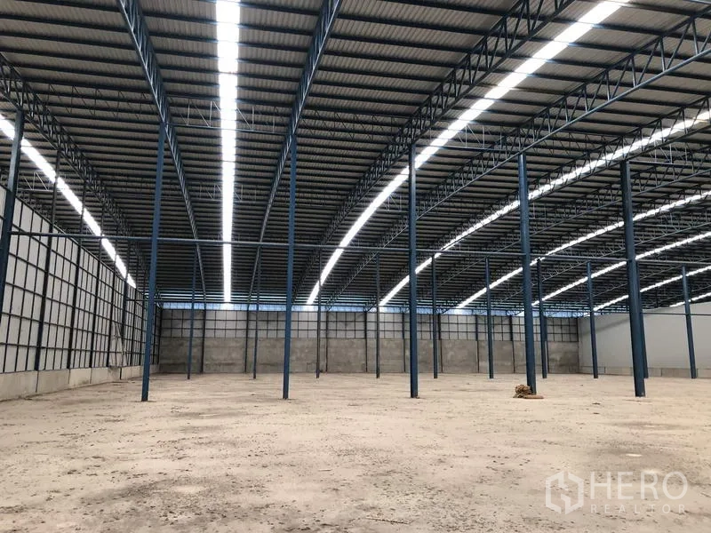 คลังสินค้า ให้เช่าในSaraburi - ภายในโกดังโล่ง เสาโครงเหล็กสูง มีช่องแสงตามแนวหลังคา เหมาะสำหรับเก็บสินค้า/ผลิต