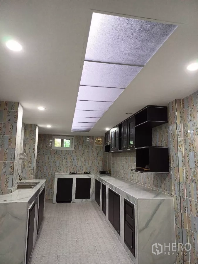 สำนักงานที่บ้าน ให้เช่าในPhra Khanong, Bangkok - ครัวทางเดินยาว ตู้บิลต์อิน เตา และสกายไลต์