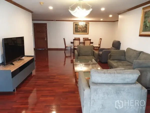 คอนโด ให้เช่าในWatthana, Bangkok - ห้องนั่งเล่นและรับประทานอาหารกว้าง พื้นไม้จริง โซฟาสีเทา ชั้นวางทีวี และโคมแชนเดอเลียร์