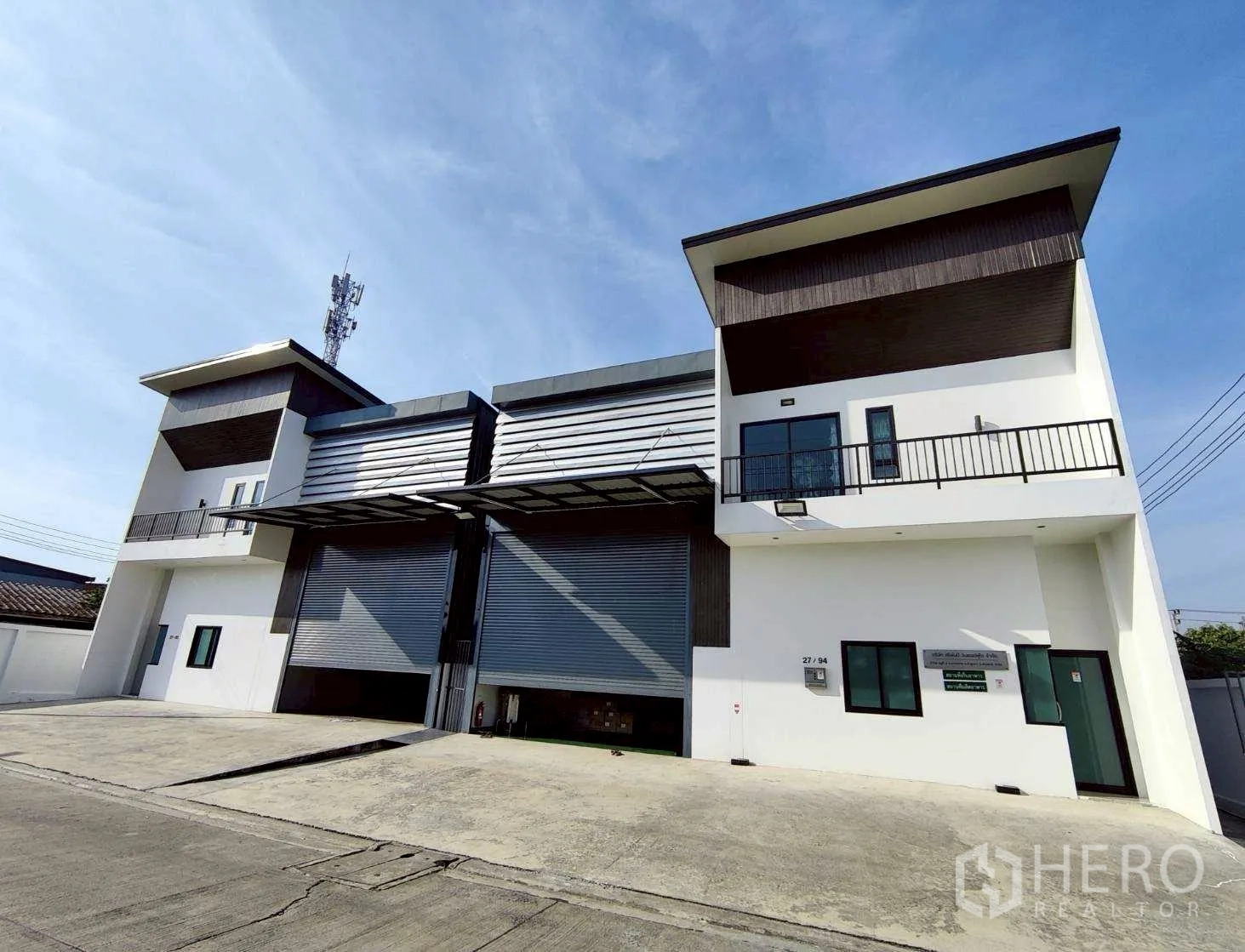 货栈 for rent in Lam Luk Ka, Pathum Thani - 仓库群斜角外景，带雨棚与混凝土道路出入口。