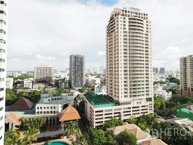 公寓 出租在Sathon, Bangkok - 阳台远眺曼谷沙吞高楼与城市绿地的天际线景观。
