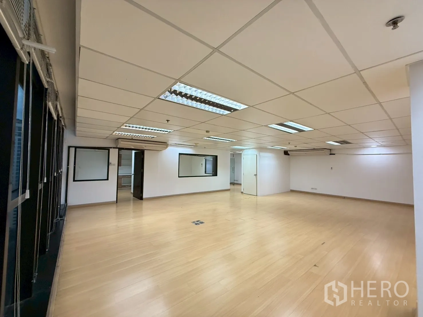 สำนักงาน ให้เช่าในWatthana, Bangkok - พื้นที่สำนักงานแบบโอเพ่นสเปซ เพดานหลุมไฟตะแกรง พื้นไม้ และช่องหน้าต่างภายใน