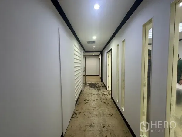 สำนักงาน ให้เช่าในYan Nawa, Bangkok - โถงทางเดินภายในอาคาร ไฟดาวน์ไลท์ ผนังช่องแสง พื้นอยู่ระหว่างปรับปรุง