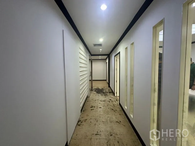 สำนักงาน ให้เช่าในYan Nawa, Bangkok - โถงทางเดินภายในอาคาร ไฟดาวน์ไลท์ ผนังช่องแสง พื้นอยู่ระหว่างปรับปรุง