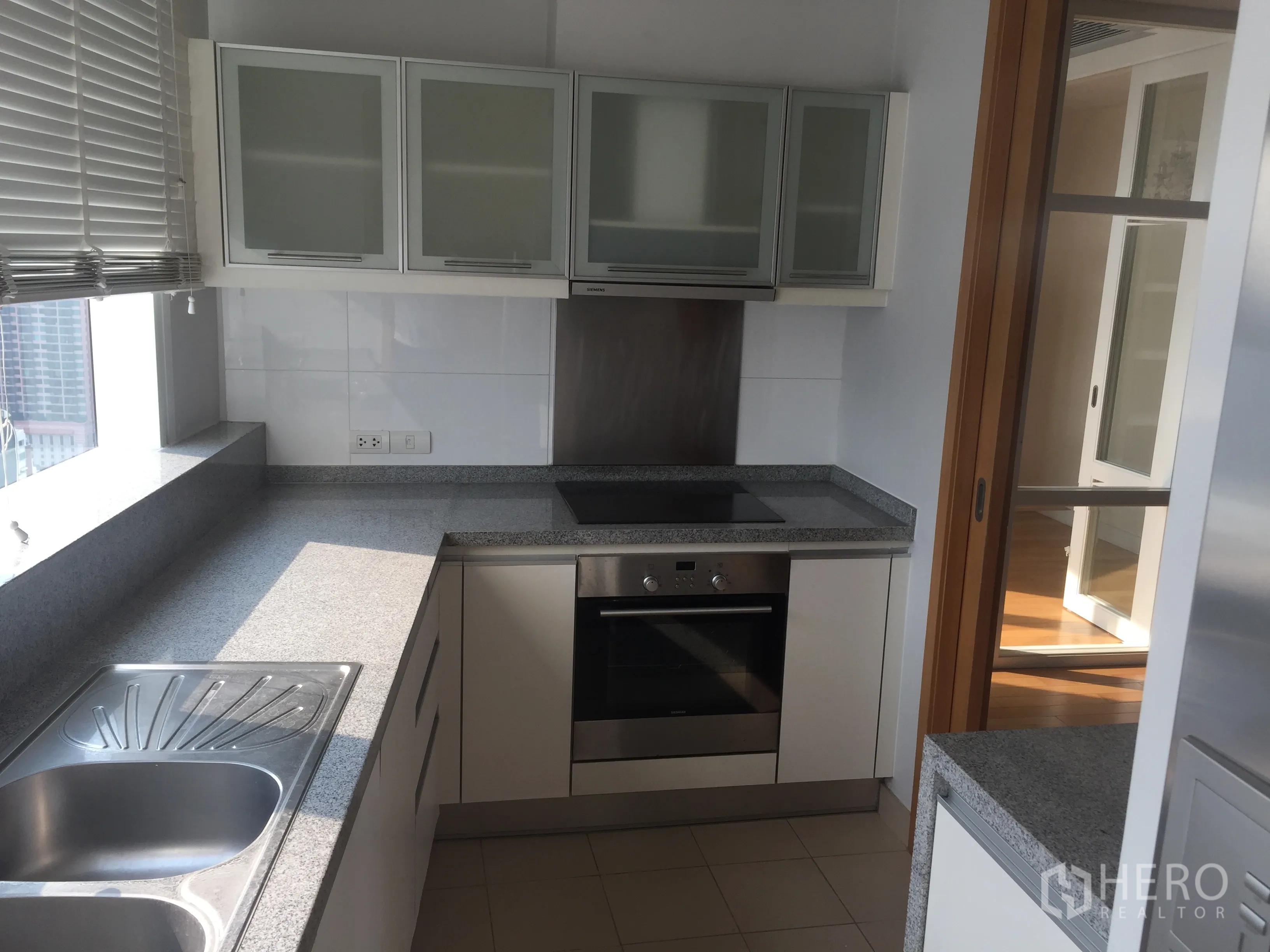 คอนโด ให้เช่าในKhlong Toei, Bangkok - ครัวปิดสไตล์โมเดิร์น เคาน์เตอร์หินแกรนิต เตาอบบิลท์อิน และหน้าต่างบานใหญ่