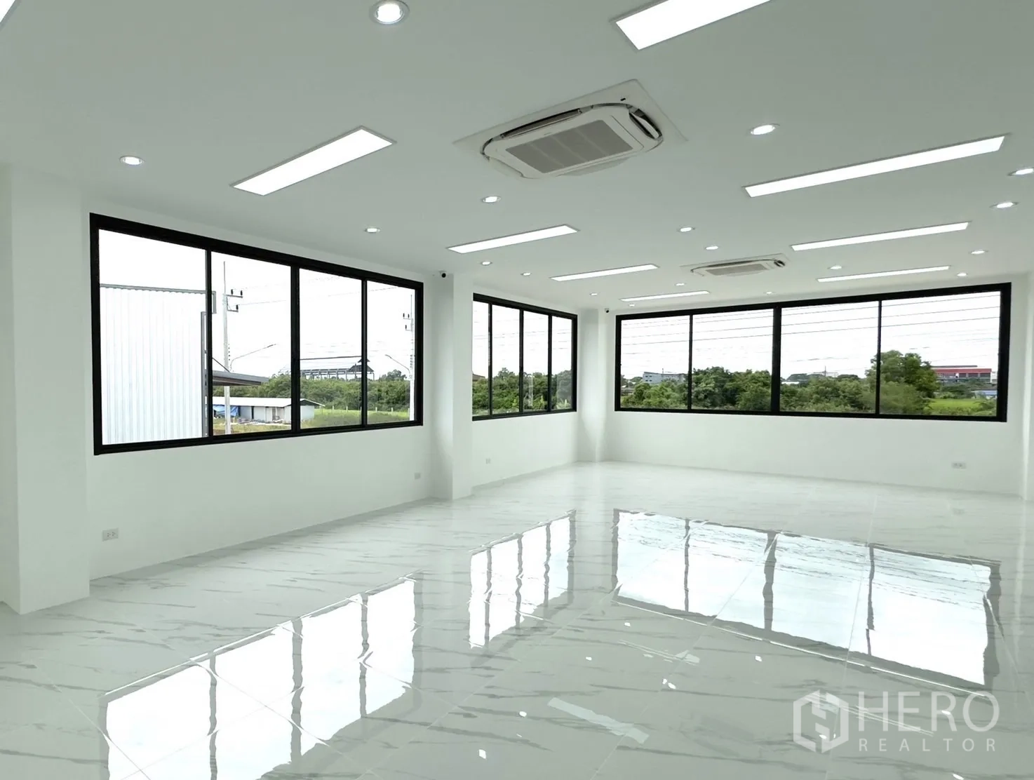 工厂 出租或出售在Bang Yai, Nonthaburi - 转角办公室，落地窗环绕，多台嵌入式空调与高亮地砖。