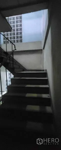 อาคารพาณิชย์ ให้เช่าในKhlong Toei, Bangkok - บันไดคอนกรีตพร้อมราวเหล็ก เชื่อมต่อชั้นต่างๆ