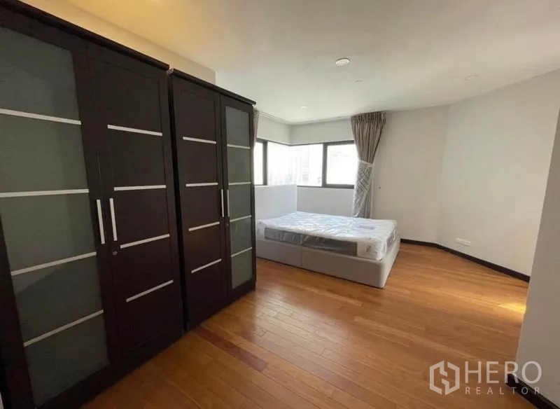 公寓 出租 - 大卧室，深色衣柜与转角窗