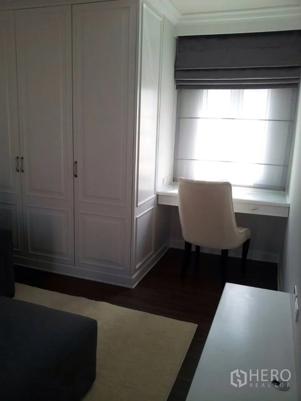 联排别墅 出租在Watthana, Bangkok - 书写角，带嵌入式衣柜、窗边书桌与软包椅。