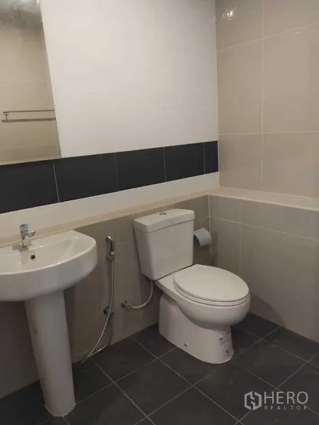 带办公室的家 出租在Prawet, Bangkok - 整洁卫生间，立柱式洗手盆、马桶与中性色瓷砖。