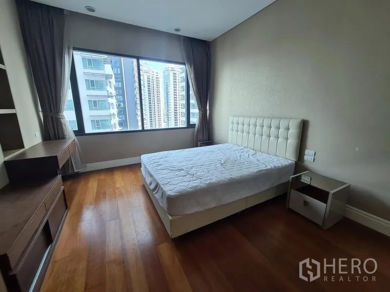 คอนโด ให้เช่าในKhlong Toei, Bangkok - ห้องนอนสว่างพร้อมวิวสกายไลน์ โต๊ะบิวท์อิน ชั้นวางของ และพื้นไม้