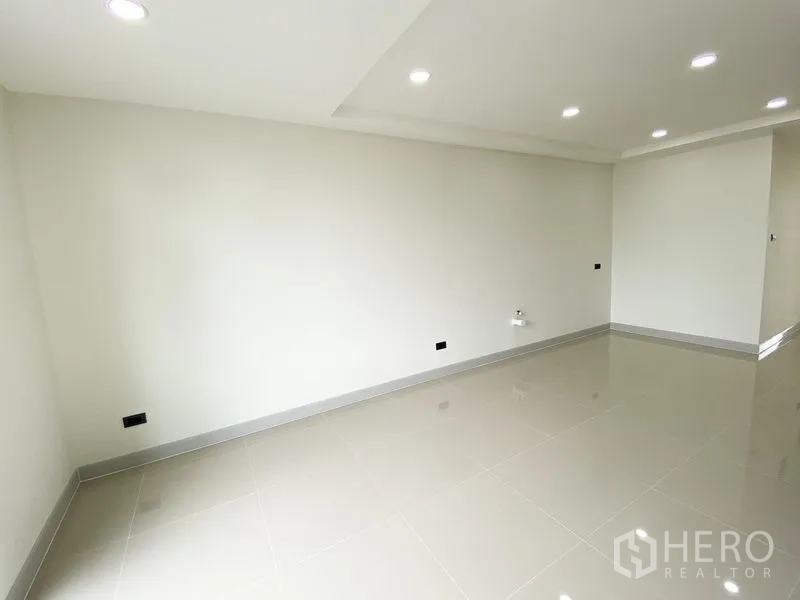 带办公室的家 出租或出售在Bang Na, Bangkok - 狭长房间，嵌灯吊顶与白色墙面，光洁瓷砖地板。