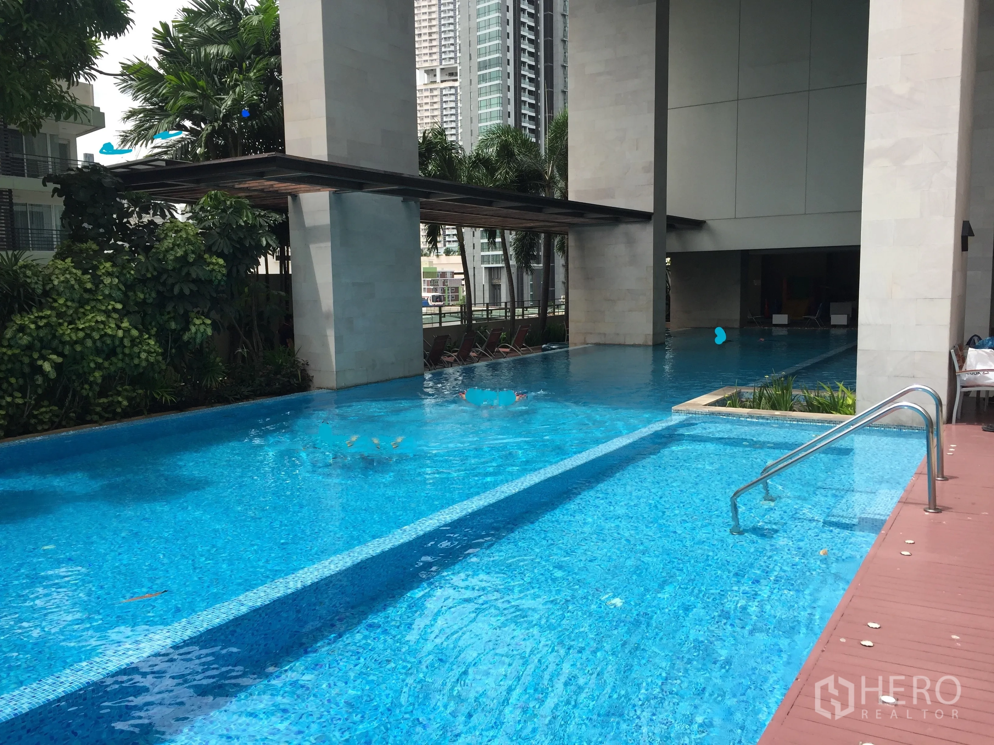 คอนโด ให้เช่าในWatthana, Bangkok - สระว่ายน้ำส่วนกลางของคอนโดพร้อมทางเดินไม้และต้นไม้เขตร้อน