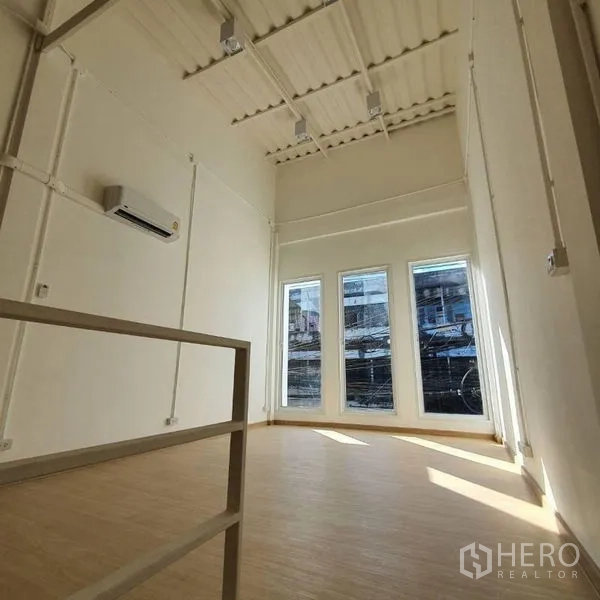 อาคารพาณิชย์ ให้เช่าหรือขายในKhlong Toei, Bangkok - ห้องชั้นบนด้านหน้า มีหน้าต่างสูงสามบาน แสงธรรมชาติเข้าเต็ม