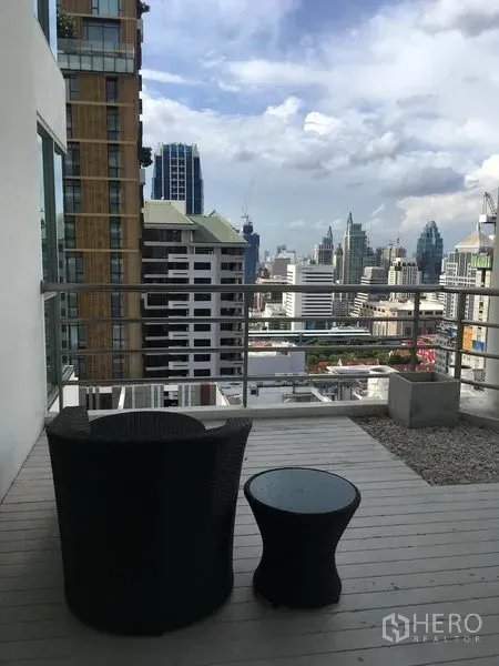 คอนโด ให้เช่าในPathum Wan, Bangkok - ระเบียงพร้อมชุดนั่งเล่น วิวสกายไลน์ใจกลางเมือง