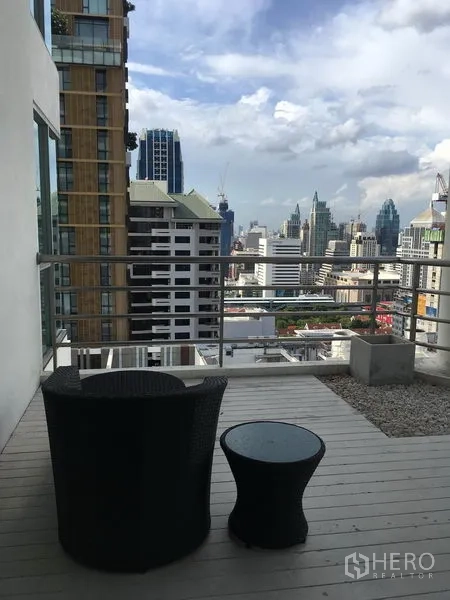 คอนโด ให้เช่าในPathum Wan, Bangkok - ระเบียงพร้อมชุดนั่งเล่น วิวสกายไลน์ใจกลางเมือง